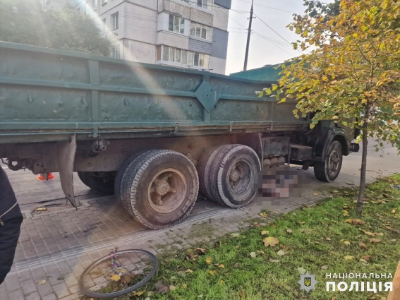 У Житомирі під колесами вантажівки загинув велосипедист