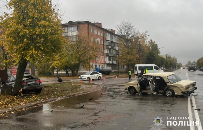 У центрі Коростеня загинула жінка, ще двоє людей травмовано: поліція розслідує ДТП (ФОТО)