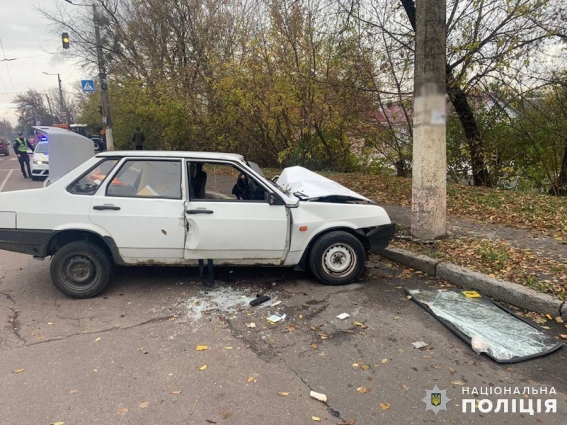 У Житомирі легковик в’їхав у стовп: водій та пасажир автівки в лікарні (ФОТО)