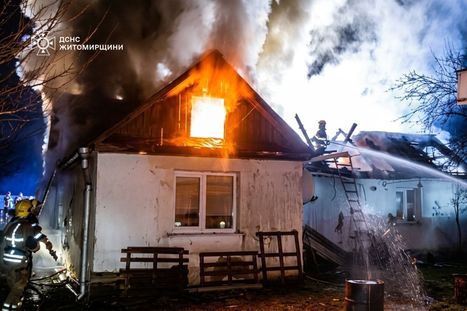 У Житомирі горів будинок, площа пожежі склала близько 200 кв. м