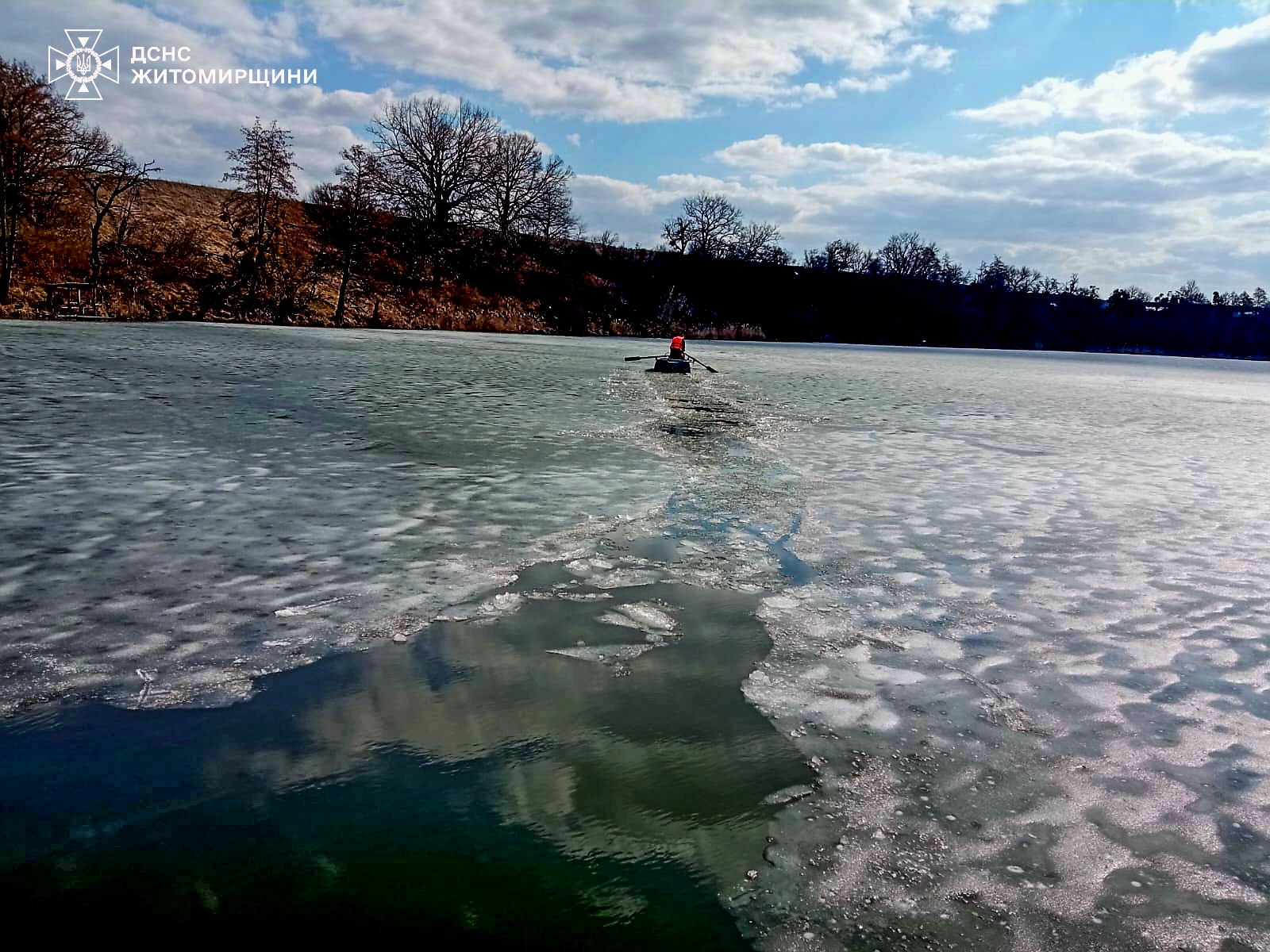 У Житомирському районі рятувальники дістали з водойми тіло людини