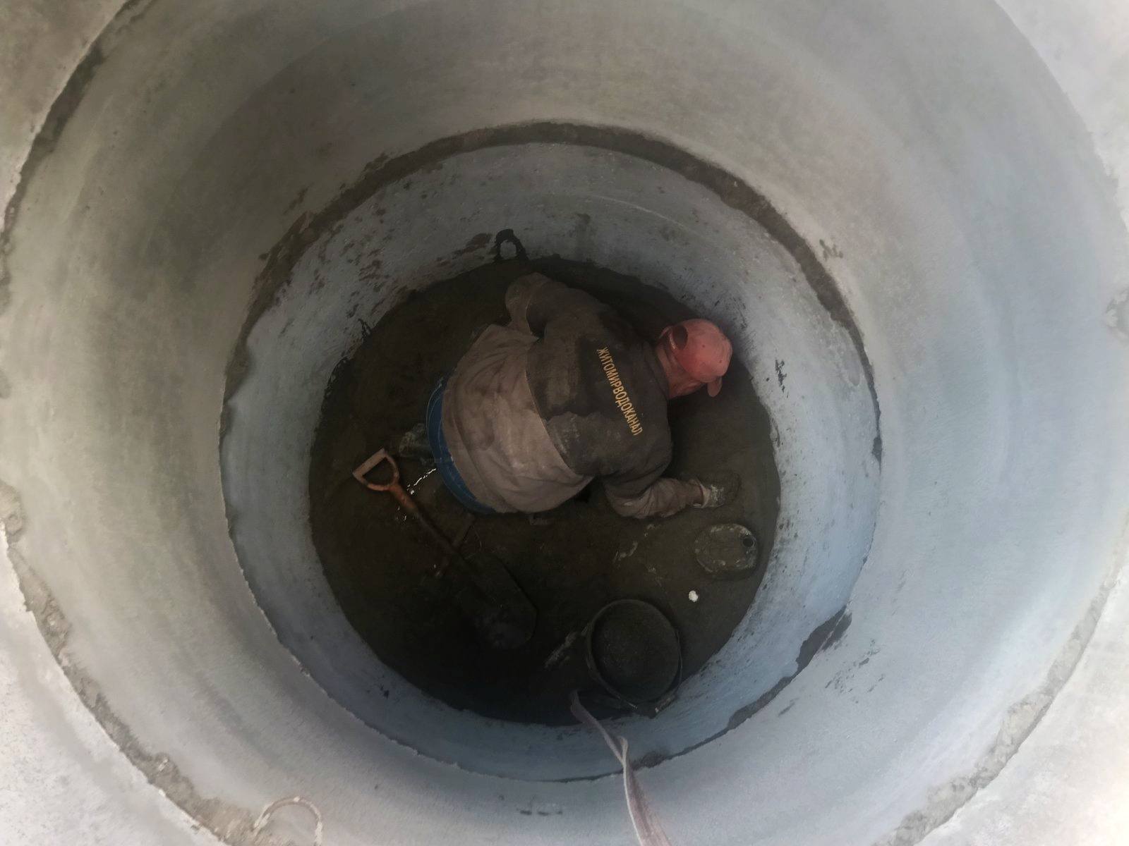 У Житомирі триває відновлення каналізаційного колектора на вул. Східній