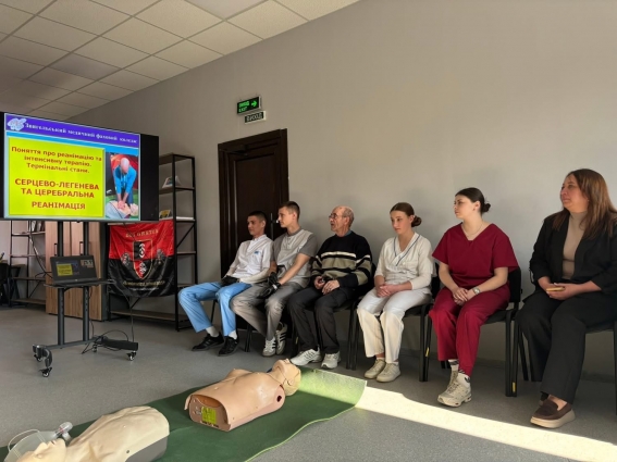 Знання, що рятують життя: у Звягельському молодіжному центрі пройшов тренінг із надання першої домедичної допомоги