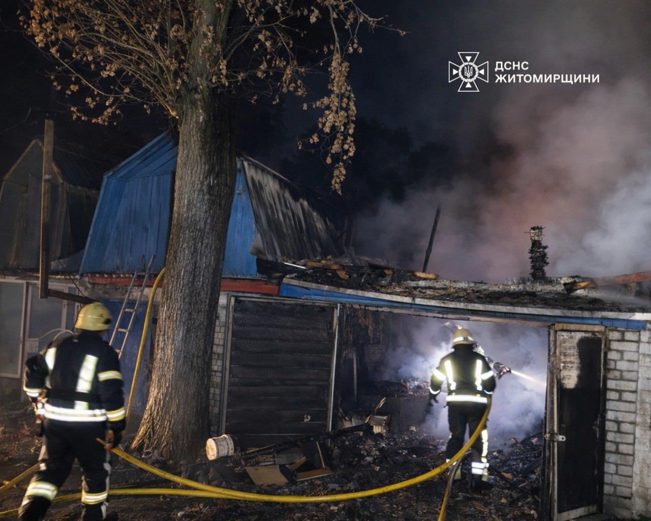 В Озерному загасили пожежу в гаражному кооперативі