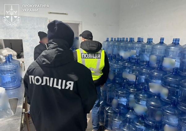 Незаконно добували питну воду з родовища на продаж та завдали збитків довкіллю на понад 1,1 млн грн: на Житомирщині судитимуть трьох осіб