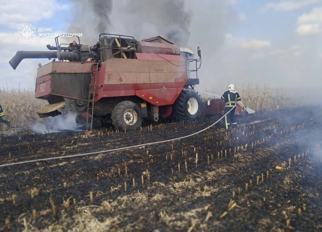У Житомирському районі під час роботи у полі загорівся комбайн