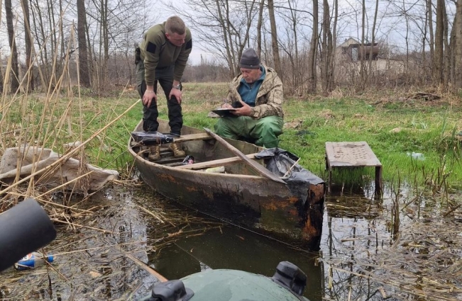 У Бердичівському районі екоінспектори затримали громадянина, який ловив рибу сіткою