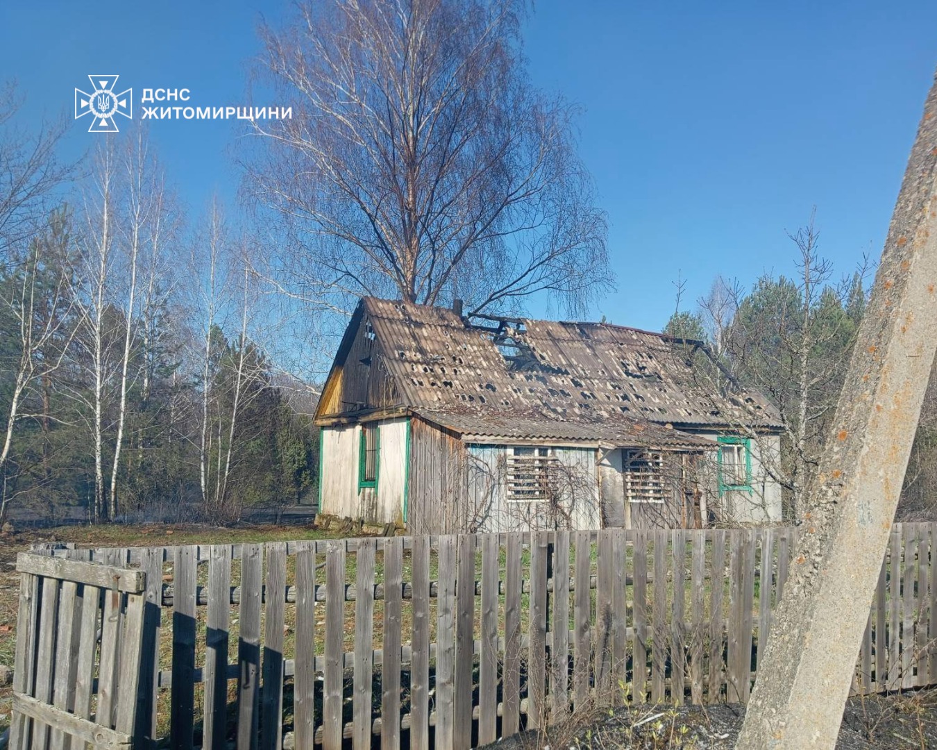 Пожежа сухої трави на Коростенщині знищила частину житлового будинку та господарчі споруди