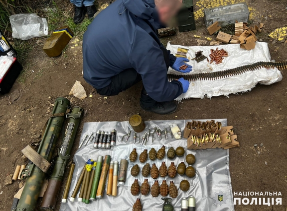 Троє жителів Коростеня торгували зброєю: правоохоронці вилучили понад 4 тис. набоїв, гранати, міни та автомат