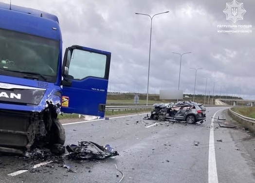 Біля села Березина рух транспорту ускладнено через ДТП, є постраждалі