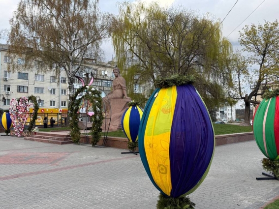 Великодній настрій у Звягелі: у місті облаштовано тематичні простори