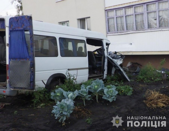У Звягелі чоловіку, який вкрав автобус та протаранив стіну багатоповерхівки, загрожує позбавлення волі строком від 5 до 8 років