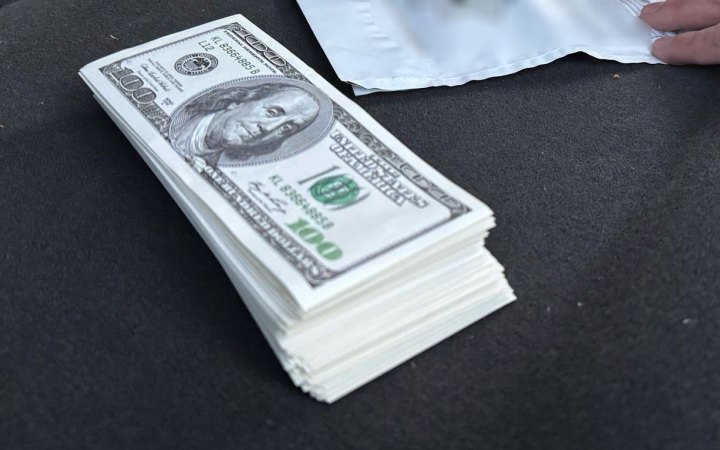 На хабарі 320 тис. доларів затримали командувача логістики та начальника СБУ в Житомирській області