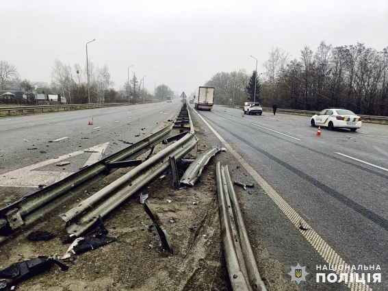 Водій Toyota не впорався з керуванням та зіткнувся з відбійником: у Брониківській громаді в ДТП постраждала 49-річна жінка