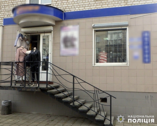 У Бердичеві продавчиня разом з перехожими затримали чоловіка та жінку, які намагалися вкрасти дві шкіряні куртки з магазину