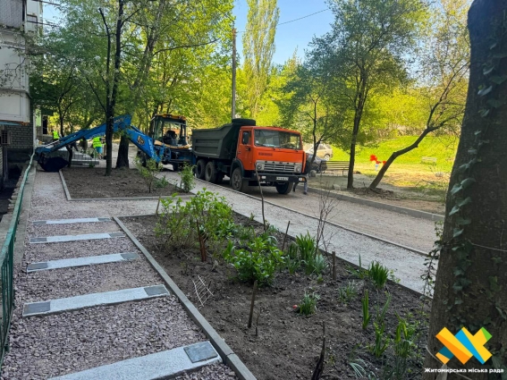 Територію біля будинку на Вітрука, 42/7 у Житомирі приводять до сучасних стандартів доступності