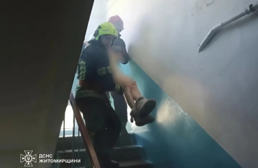 У Житомирі фахівці ДСНС врятували жінку під час пожежі в триповерховому житловому будинку