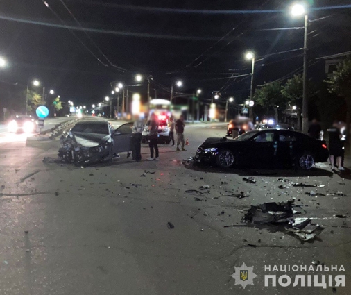 У Житомирі зіткнулися BMW та Volkswagen: в ДТП постраждали дві жінки, їх госпіталізували