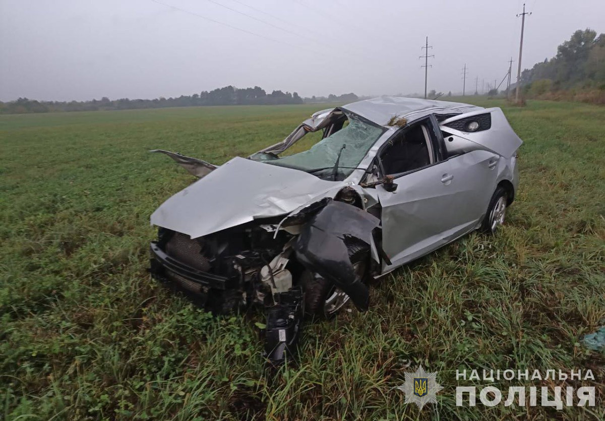 У Звягельській громаді в ДТП постраждали двоє підлітків: автівка з'їхала в кювет та кілька разів перекинулась
