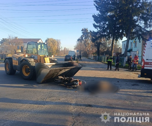 У Баранівці під колеса навантажувача потрапив велосипедист, 51-річний чоловік загинув на місці