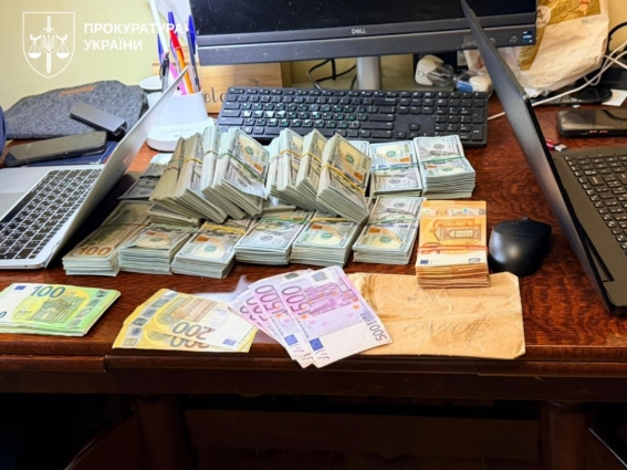 Елітний автопарк, зброя та понад 22,6 млн. грн: затримано 5 учасників схеми прикриття правоохоронцями «порноофісів»