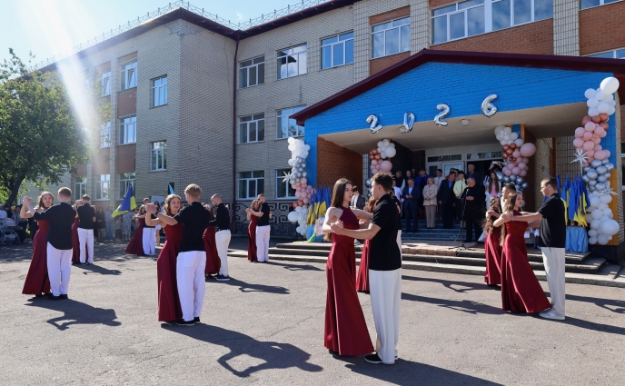У звягельському ліцеї №1 пролунав останній дзвоник