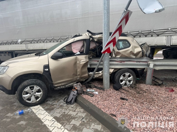 У Глибочиці зіткнулися коросовер та вантажівка: в ДТП постраждав 26-річний пасажир автівки