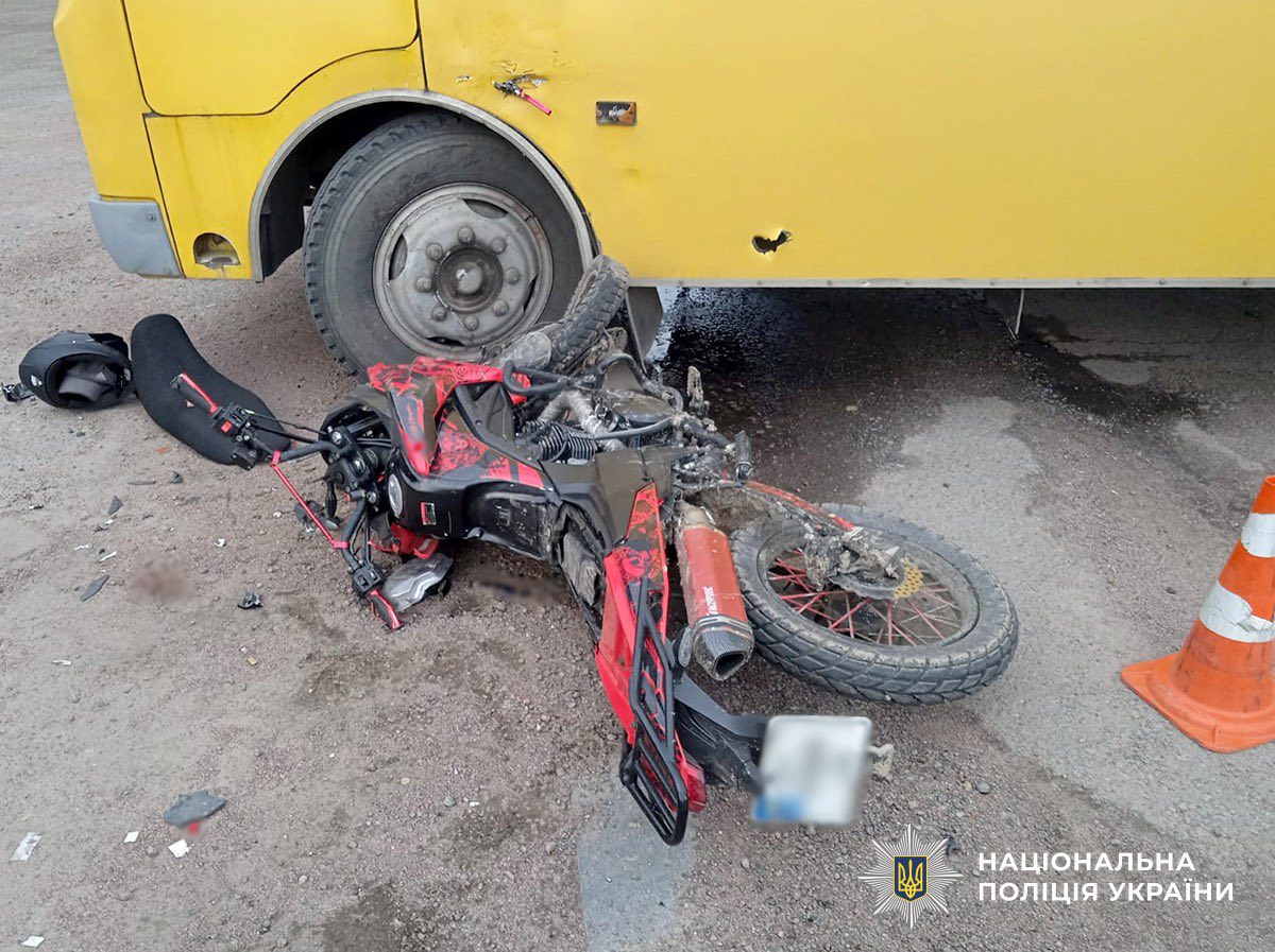 У Черняхівській громаді в ДТП травмовано мотоцикліста: чоловік в лікарні