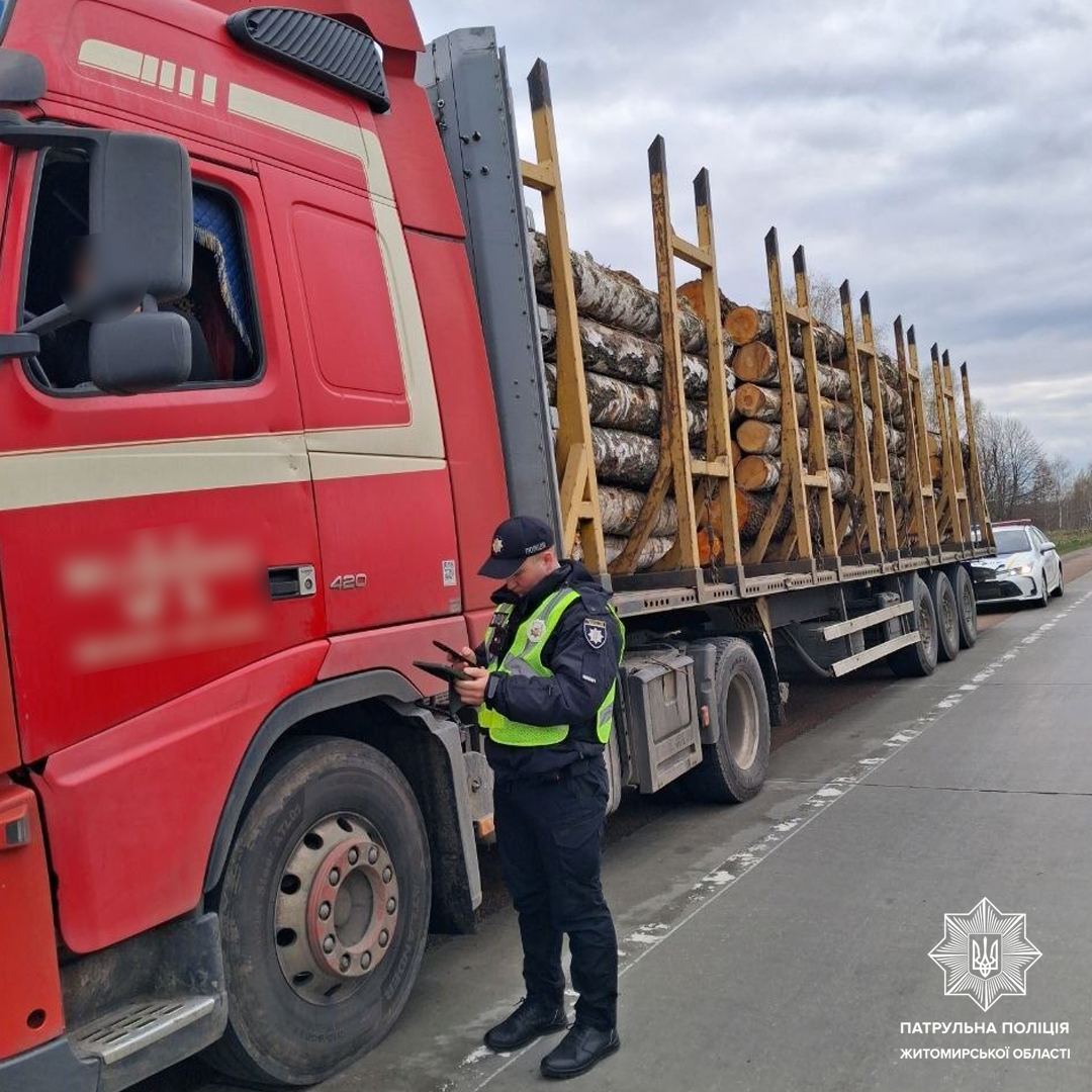 На Житомирщині за місяць зупинили 35 водіїв, які перевозили деревину з порушеннями