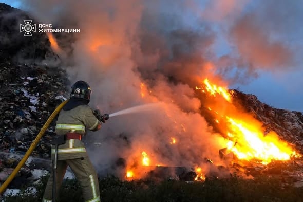 У Житомирі ліквідували пожежу на сміттєзвалищі, вогонь охопив 120 кв. м. площі