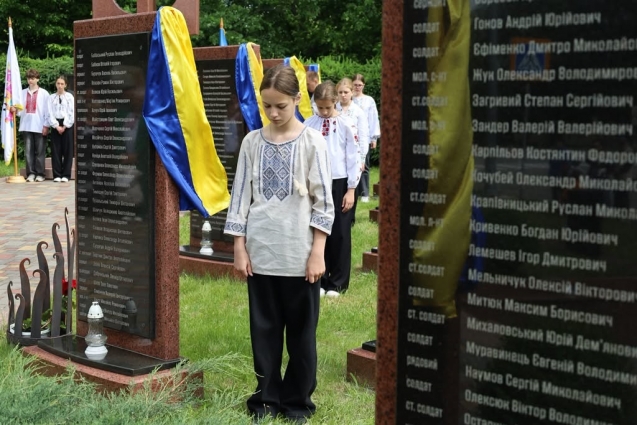 У Звягелі відкрили нові меморіальні стели з іменами полеглих Захисників і Захисниць України
