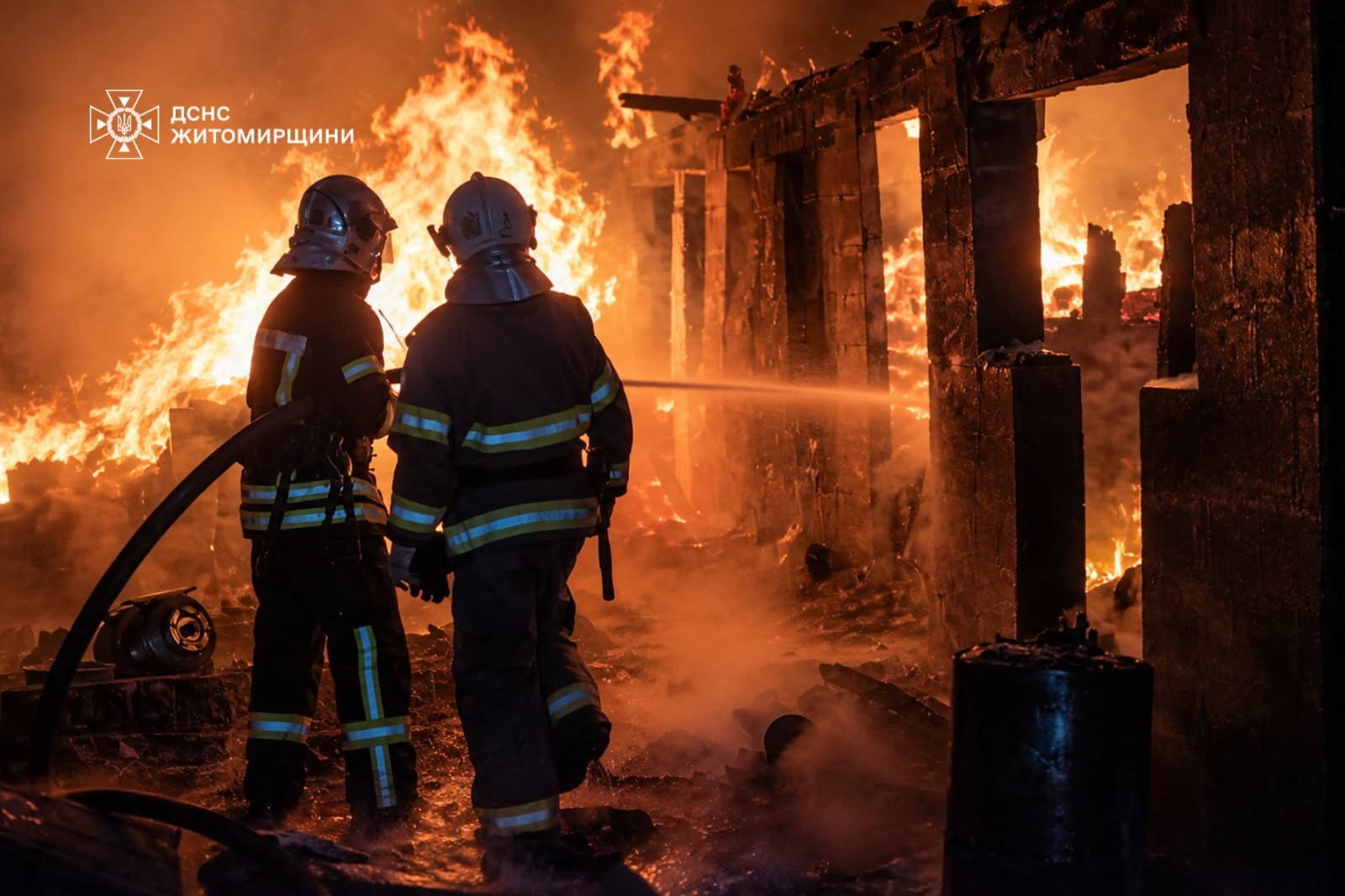 У Житомирському районі ліквідували пожежу у приватному домоволодінні: вибухнув газ (ВІДЕО)