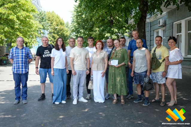 У Житомирі 10 учасників, які пройшли курс «Встановлення сонячних панелей», отримали сертифікати
