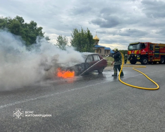 У Житомирському районі під час руху загорівся автомобіль: обійшлося без потерпілих