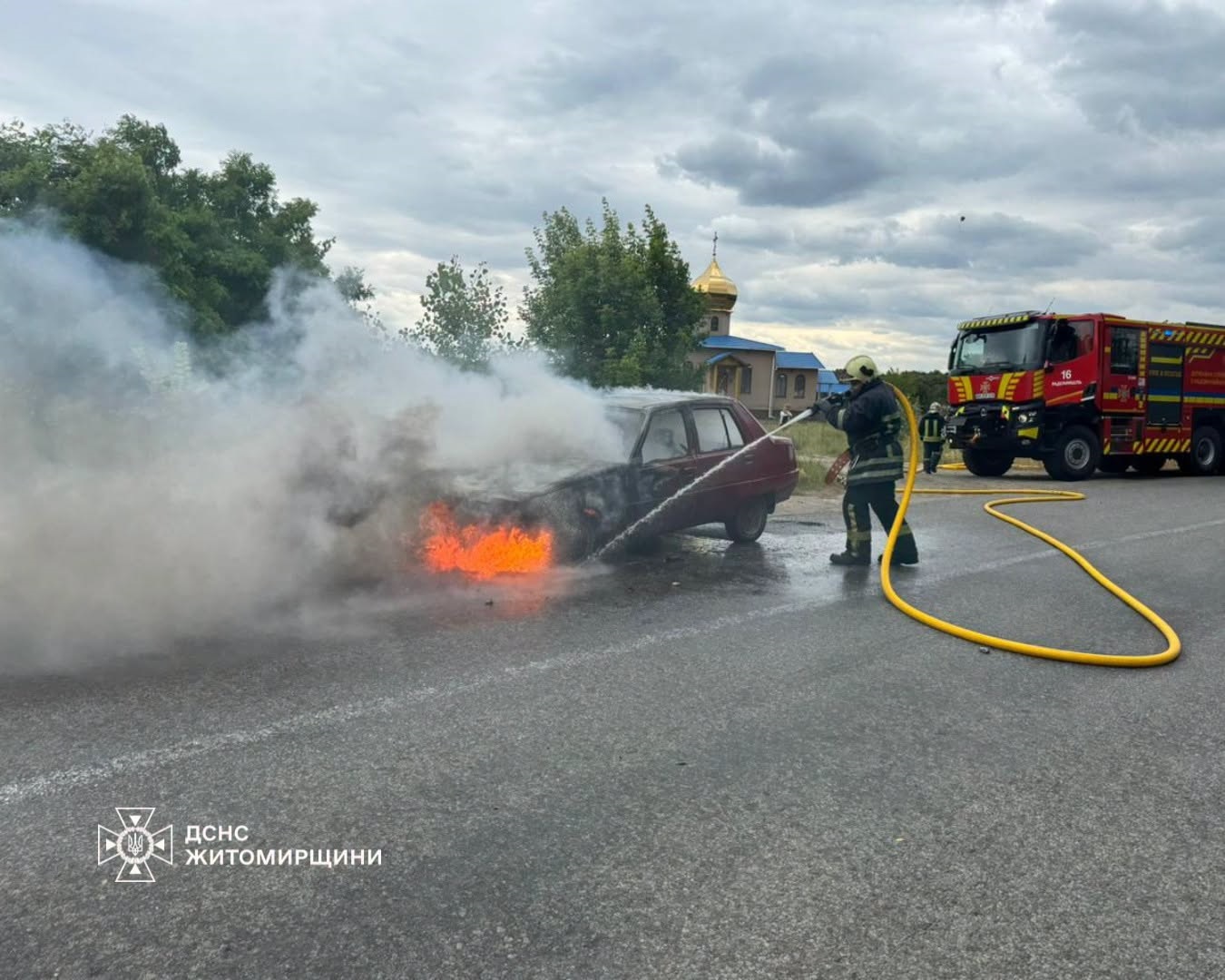 У Житомирському районі під час руху загорівся автомобіль: обійшлося без потерпілих