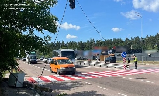 Поблизу села Станишівка на дорозі впала електроопора та провисли електропроводи