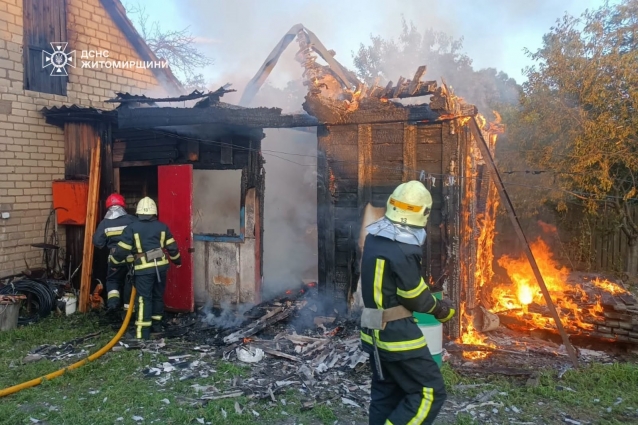 У Коростенському районі горіла господарча будівля, вогонь частково перекинувся на будинок