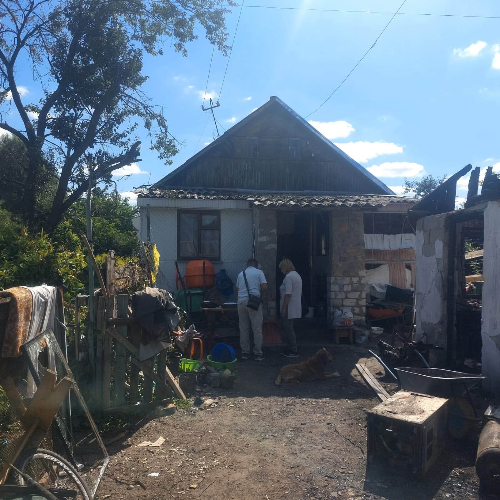 На місці ворожого обстрілу у Житомирі працює комісія і фіксує збитки