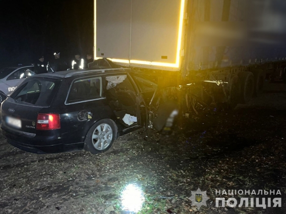 У Коростенському районі в ДТП загинув водій Audi: чоловік не впорався з керуванням та в'їхав у припарковану вантажівку