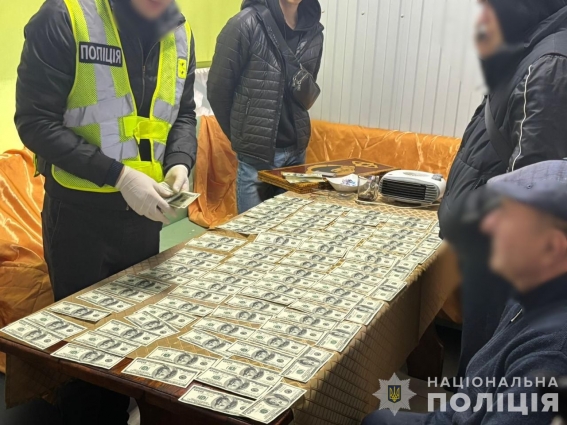 Посадовець сільськоїради та 2 депутати вимагали з підлеглого хабар в розмірі 52 тис. доларів, аби останній залишився на посаді директора КП