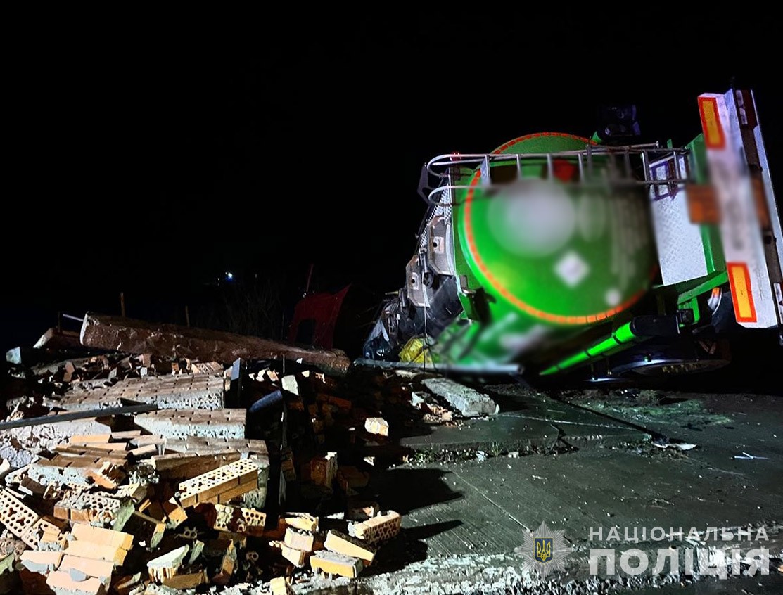 У Коростенському районі зіткнулись Audi та бензовоз: травми отримали водій та пасажир легковика, які були напідпитку