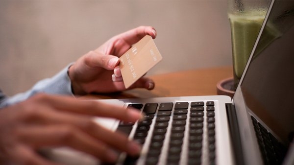 На Звягельщині жінка хотіла продати сорочку, натомість втратила понад 29 тис. грн. власних заощаджень