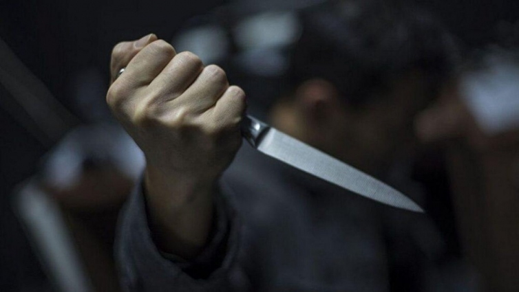 У Звягелі затримали 44-річного чоловіка, який напідпитку ледь не зарізав кохану, напередодні пара посварилась