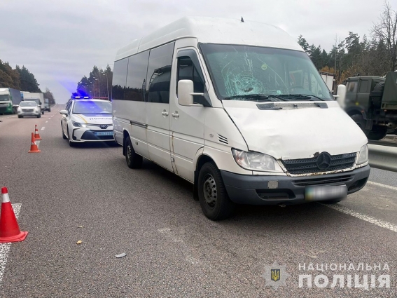 У Зарічанах водій пасажирського автобуса наїхав на пішохода, чоловік в лікарні