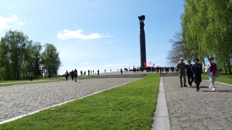 Попри карантин житомиряни 9 травня покладали квіти біля монумента Слави