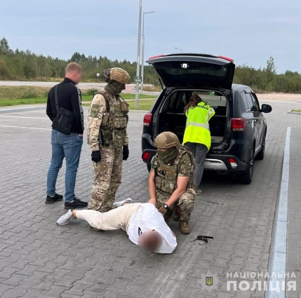 У Коростенському районі затримали чоловіка, який разом зі спільницею, шантажували та вимагали гроші у судді