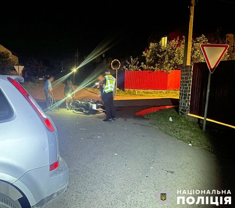 У селі Сонячне двоє неповнолітніх на мотоциклі влетіли в автівку: підлітки та водій в лікарні