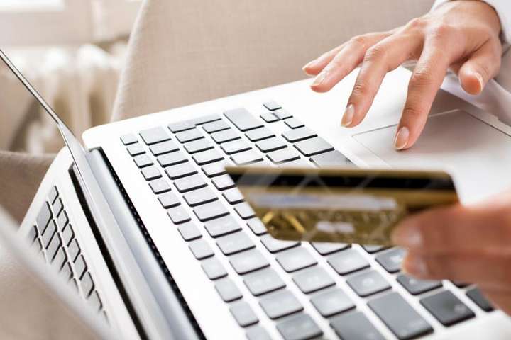 Хотіла зняти «обмеження» з банківського рахунку: на Звягельщині 20-річна дівчина втратила понад 32 тис. грн