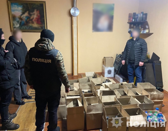 У Житомирі чоловік організував підпільний «цех» з виготовлення алкоголю, під час обшуку вилучили понад 600 л.