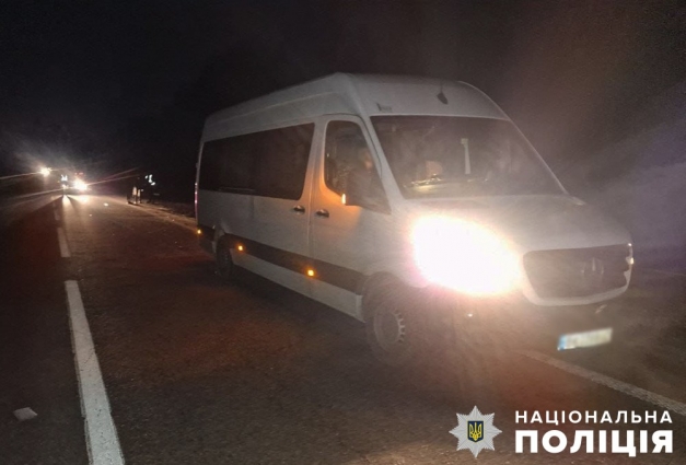 Неподалік Довжика водій мікроавтобуса збив пішохода: 35-річний чоловік в реанімації
